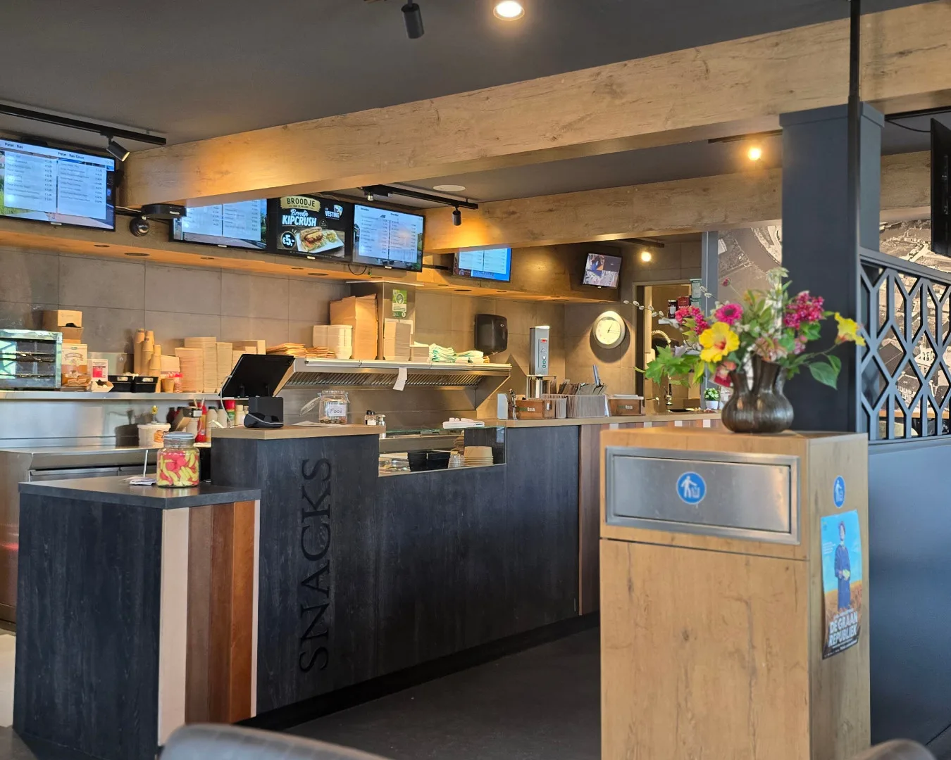 Interieur van Cafetaria de Vesting met balie, keuken en menuborden