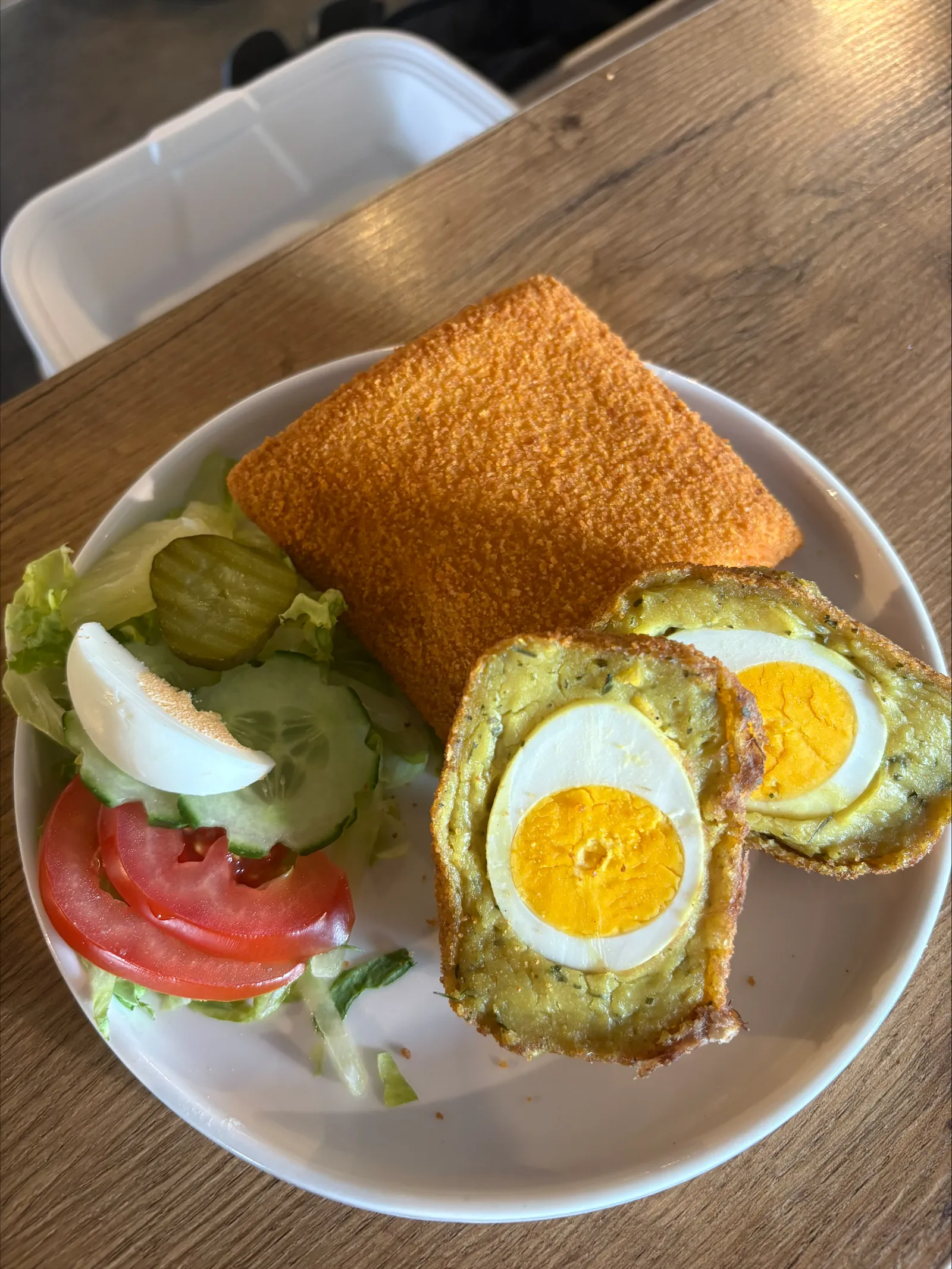 Vegetarische snacks met een frisse salade op een wit bord